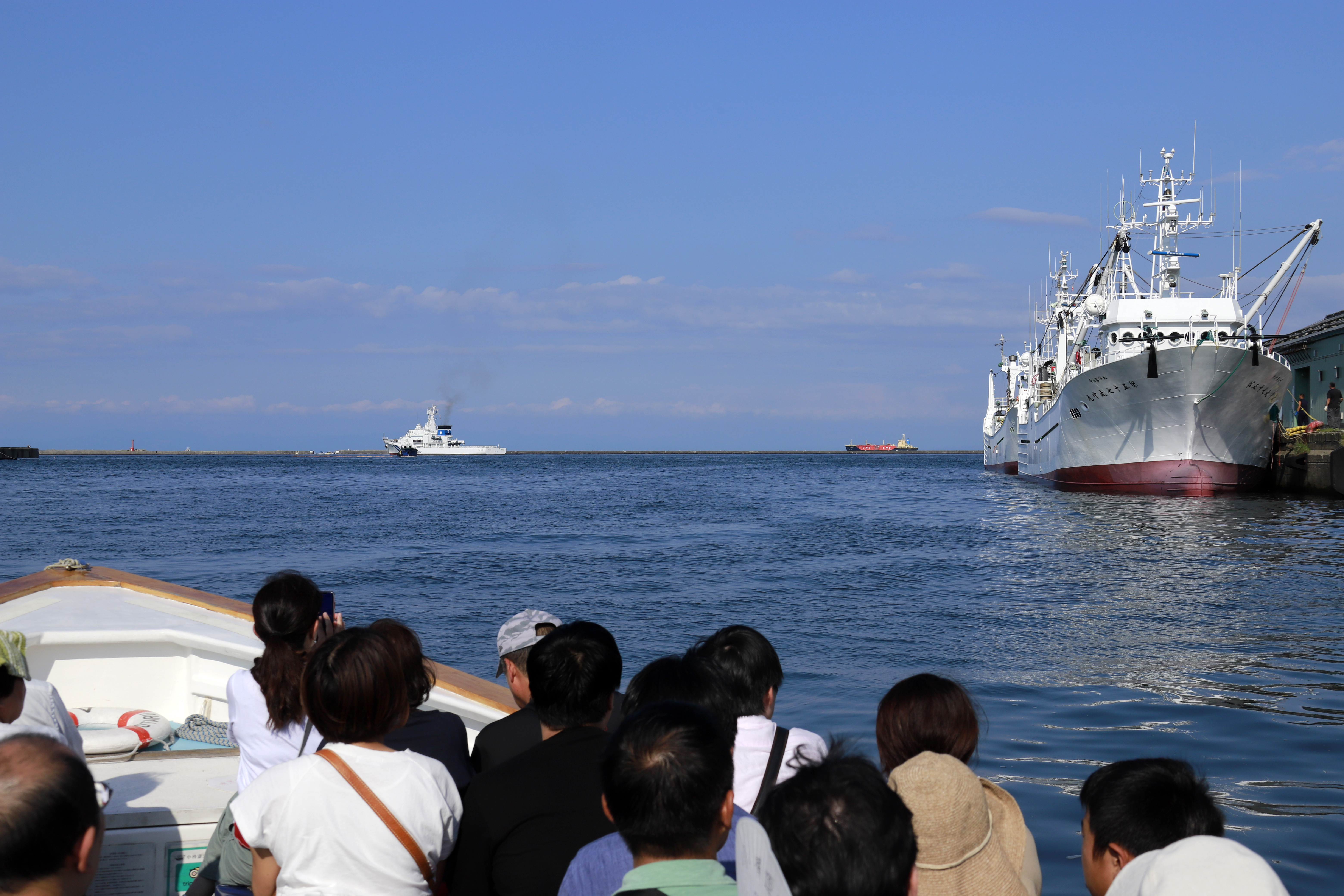 船に人々が乗っている様子